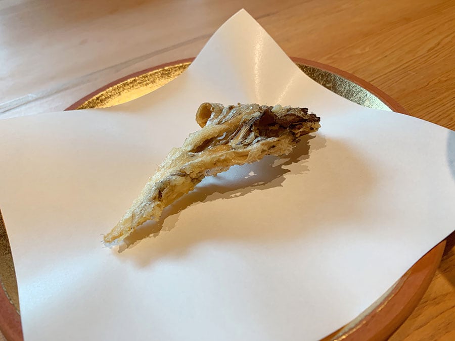 シバタケは天ぷらで。小さく見えるが、品数が多いので、この量じゃないと食べきれない。
