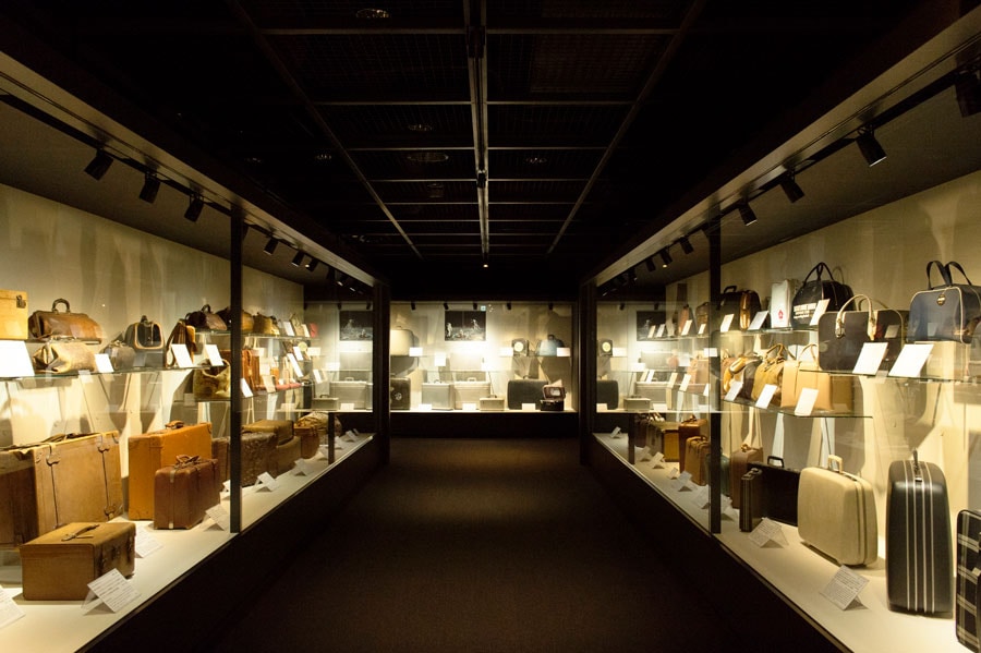 世界中から集めたバッグが並ぶ「世界のカバン博物館」。