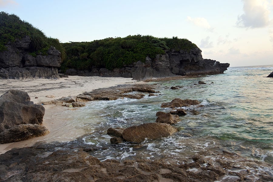 シビキニャの浜はビーチロックが発達しているワイルドな風情。