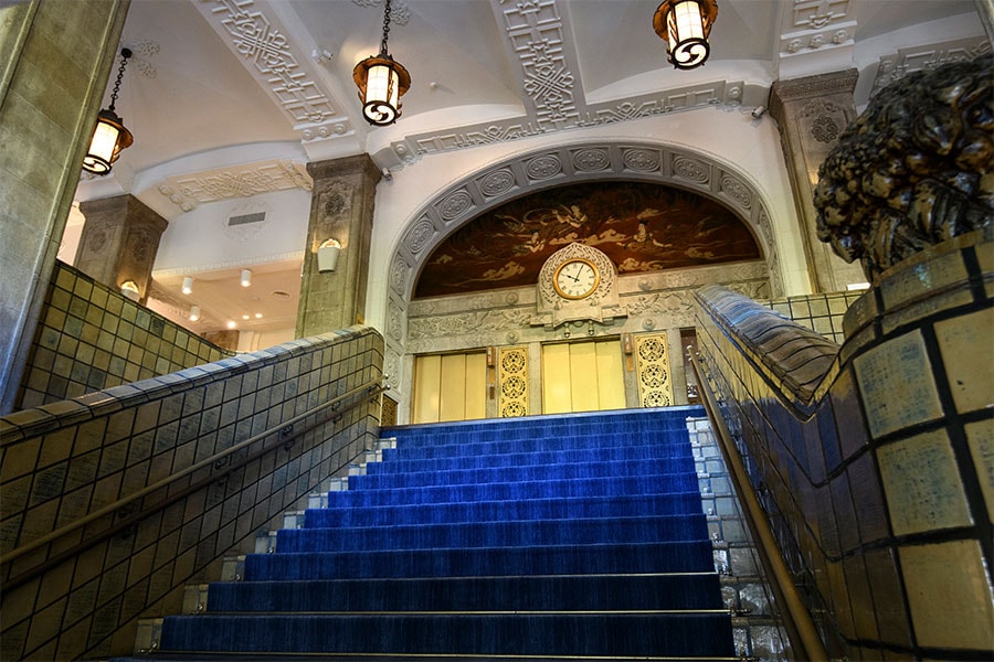 「ニューグランドブルー」と呼ばれる美しい青の絨毯を敷き詰めた本館大階段。ニューグランドのシンボルともいえる映えスポット。