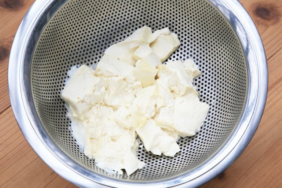「山芋」のマクロビレシピ作り方写真。豆腐を茹でて水切り