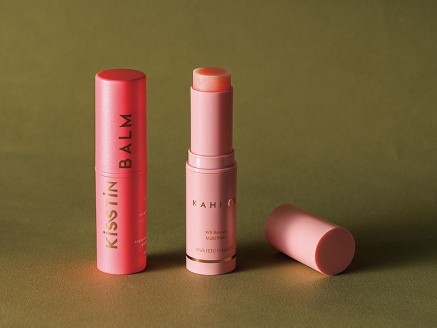 ドラマ『ウ・ヨンウ弁護士は天才肌』にも登場した韓国の国民的マルチバーム。右から：KAHI WRバウンス マルチバーム 3,190円、同 キスティン バーム ピンク 3,190円／KOREATECH JP
