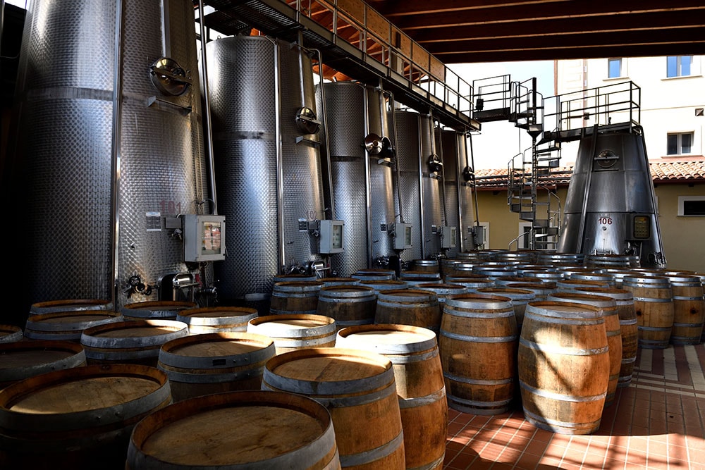 ワインはここで樽詰めされ、熟成室に運ばれる。ワインの種類によって、樽の木の素材を変えている。