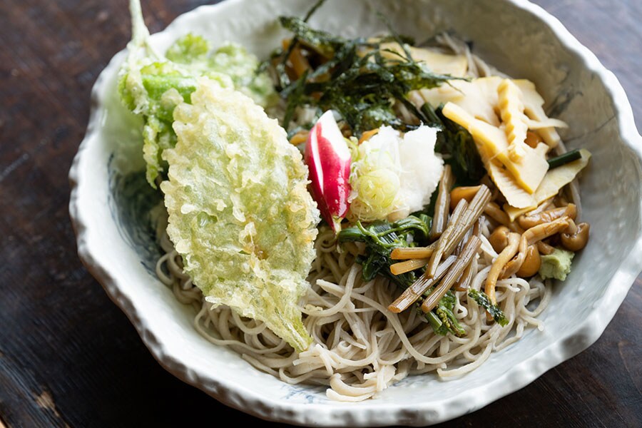 薄衣でサッパリ揚げられた季節の天ぷらも絶品。山菜おろしそば 1,580円。