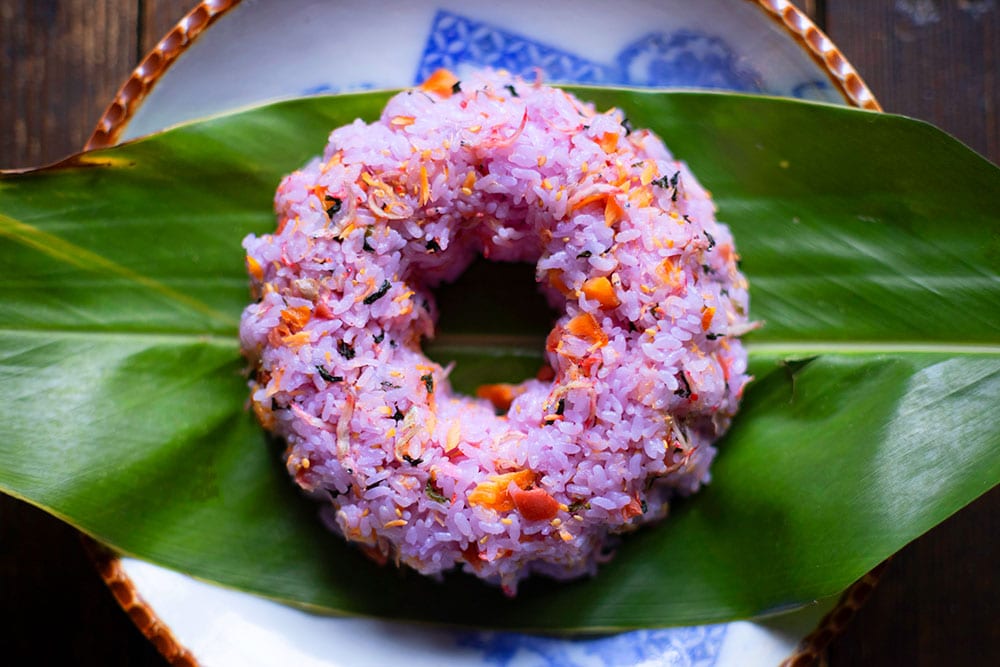 しらすや梅干しを入れ、赤紫色の野草、ハンダマの茹で汁で炊くハンダマご飯は恵上さんのオリジナル。