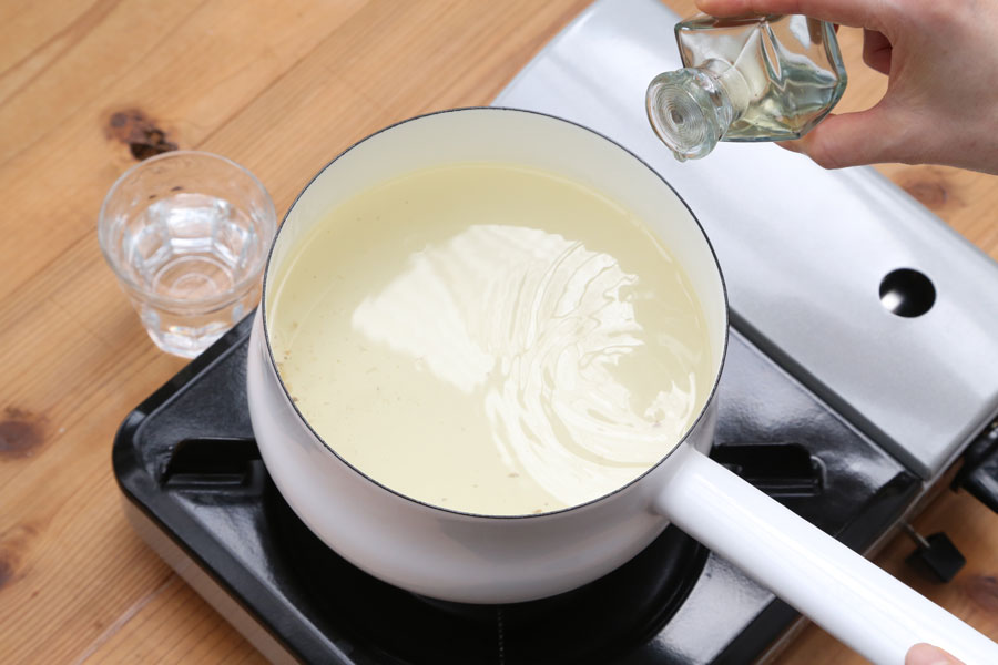 タネを作り、餃子の皮でお好みの形に包む。とっておいたエリンギの茹で汁を再度沸かし、酢を少量(分量外)入れる。