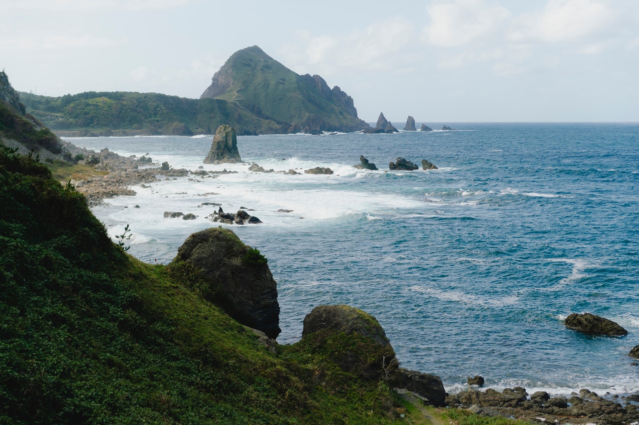 日本海に突き出た半島が、標高167メートルの一枚岩である「大野亀」。名前の由来は大きな亀が寝ているように見えるから。日本三代巨岩のひとつと称されるほど迫力があります。