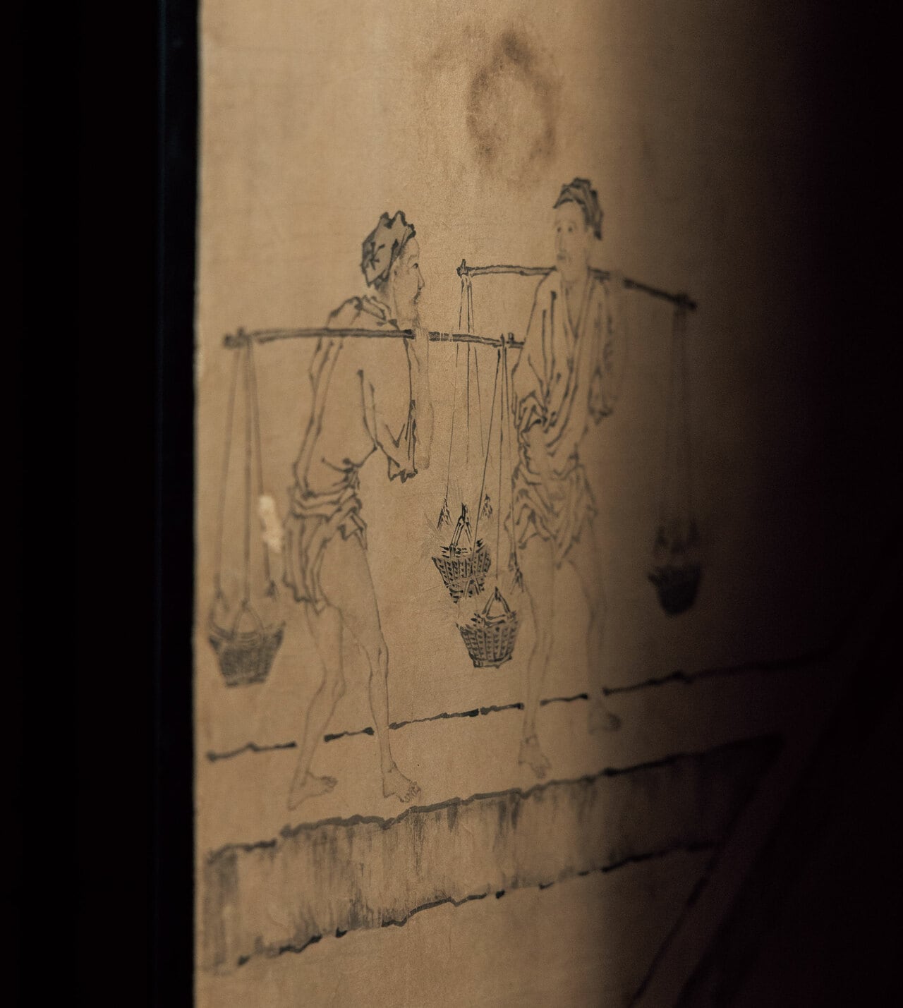 方丈東南「礼の間」を彩る襖絵、狩野之信《四季耕作図》（複製）。大らかで巧みな筆の運びに心が和らぐ。