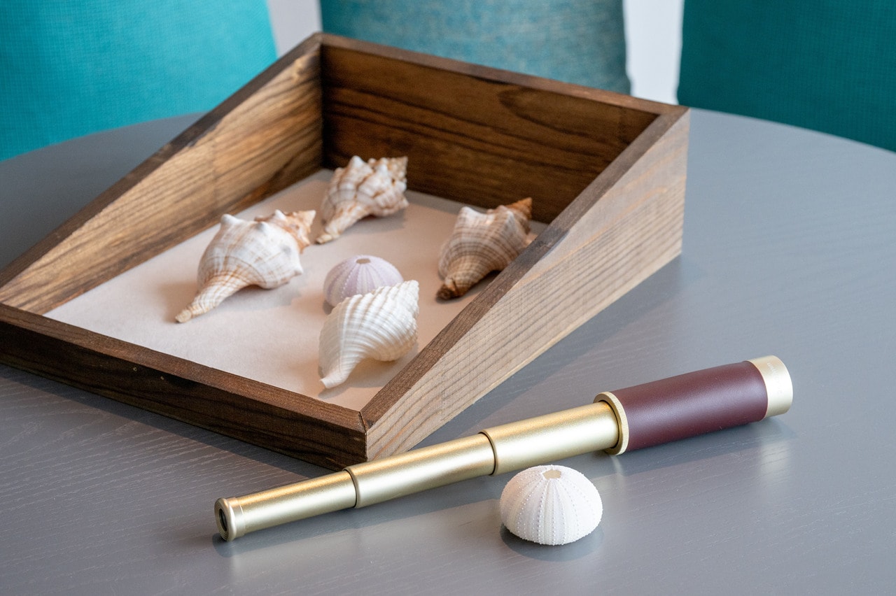 「海峡カバナスイート」だけに用意される「海峡カバナBOX」には、望遠鏡と美しい貝殻が。