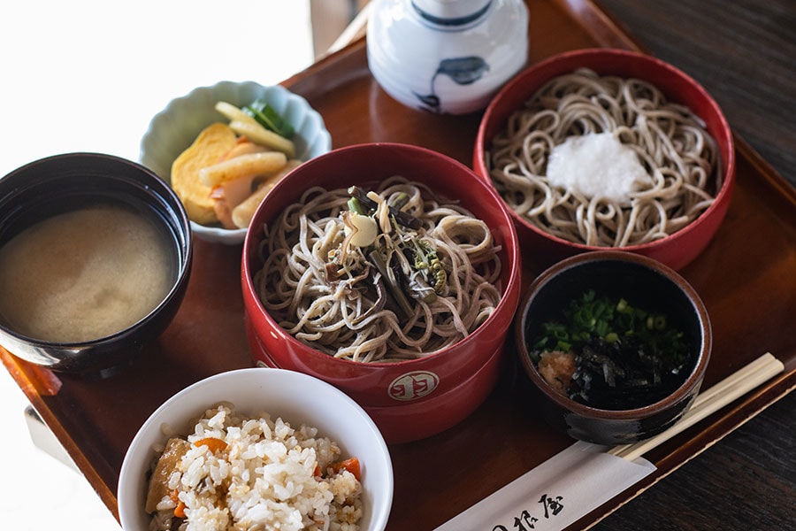 三色割子定食1,400円。一番上の割子を食べたあと、残ったつゆを二段目にかけるというのが割子そばの食べ方。