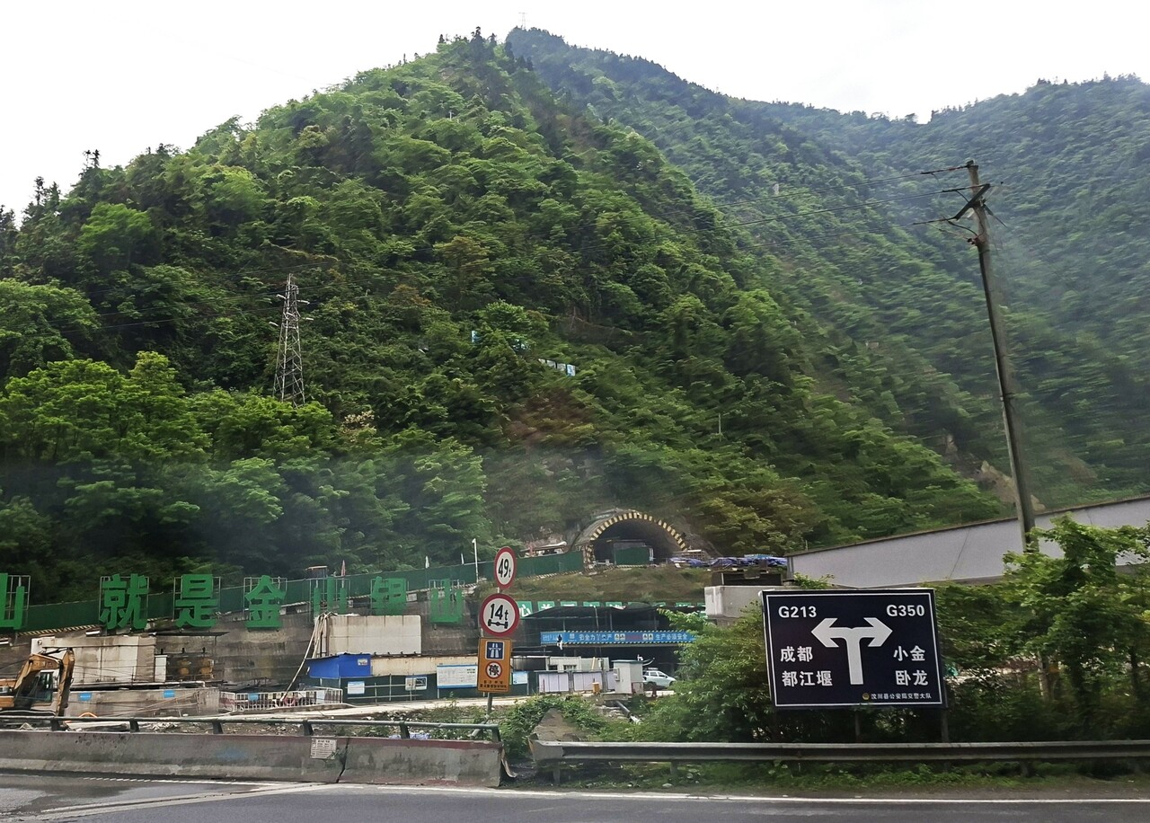 成都から神樹坪基地へ向かう途中、長い山岳トンネルを通る。（2026年4月30日、筆者撮影）