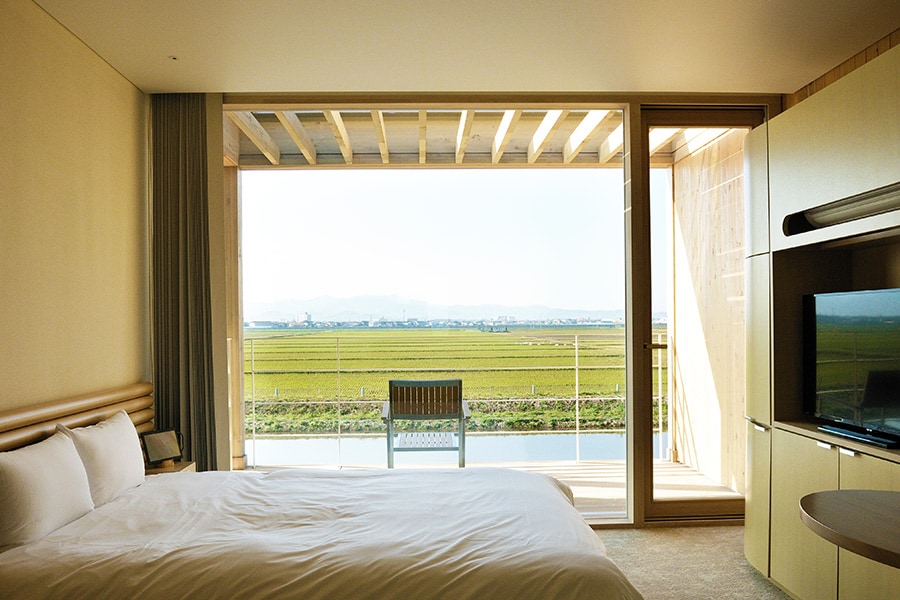 人気の「ダブルルーム田園ビューテラス付き」。雪が降れば窓の外は一面の銀世界に。