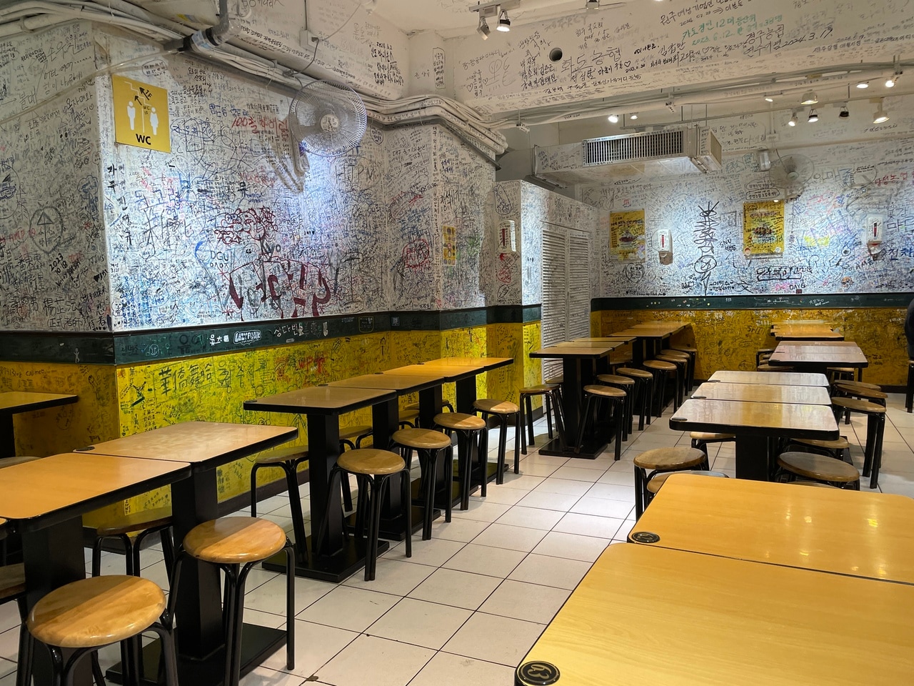 韓国やタイからの観光客にも人気のようで、店内は異国情緒たっぷり。旅の思い出コメントを壁に書き残すこともできます。