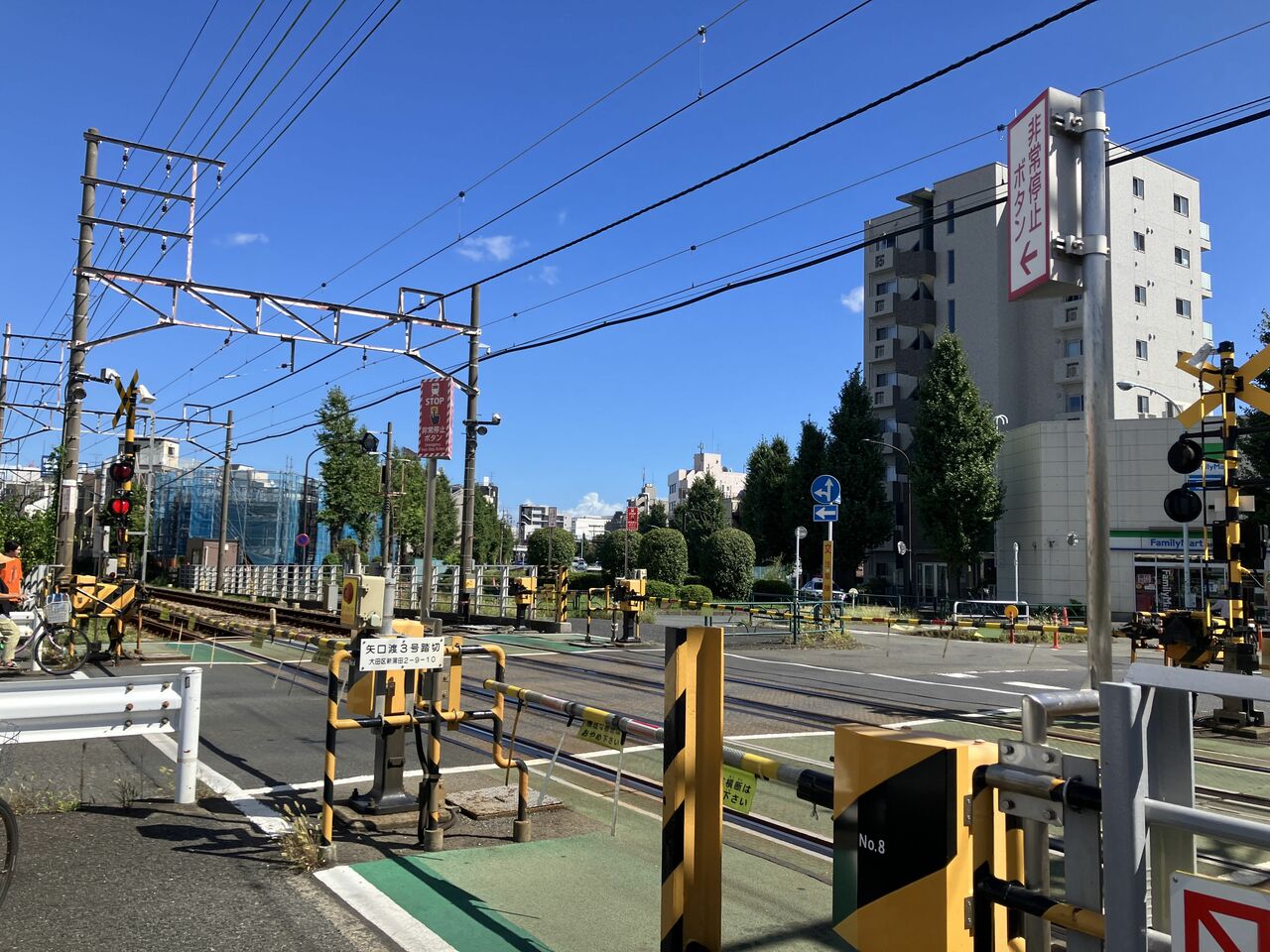 環八通りを跨ぐ東急多摩川線の踏切