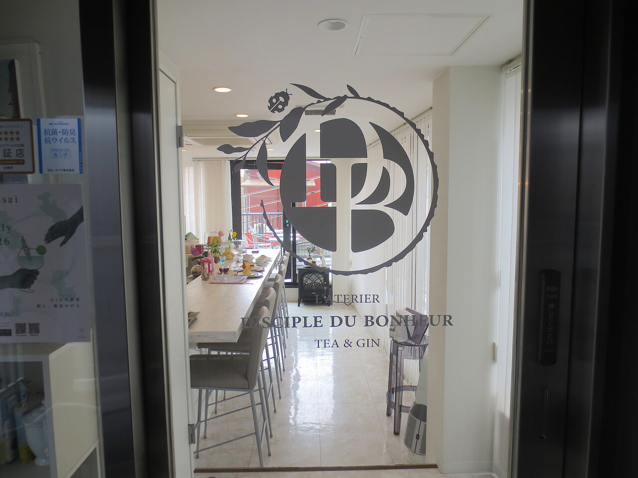 入り口。「DISCIPLE DU BONHEUR」のロゴマークには、植物とてんとう虫が。