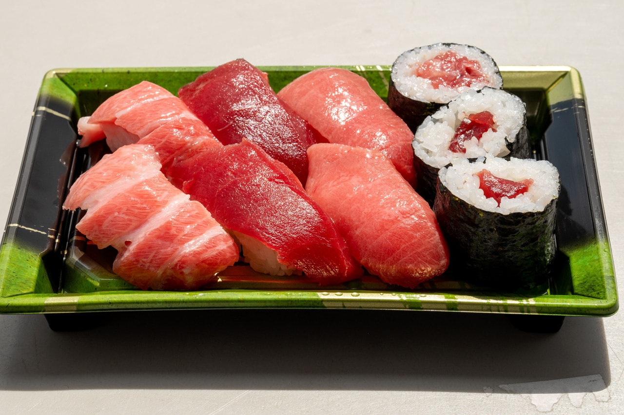 大人気の「寿司（生本鮪づくし）養殖」1,800円。