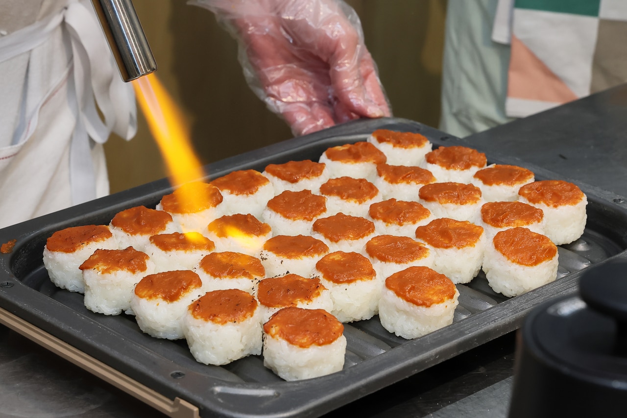 SUZU365の「おむすびジャム／玄米トマト味噌」を使用して新潟郷土料理「けんさん焼き」を表現した「玄米トマト味噌のけんさん焼き風おむすび」。