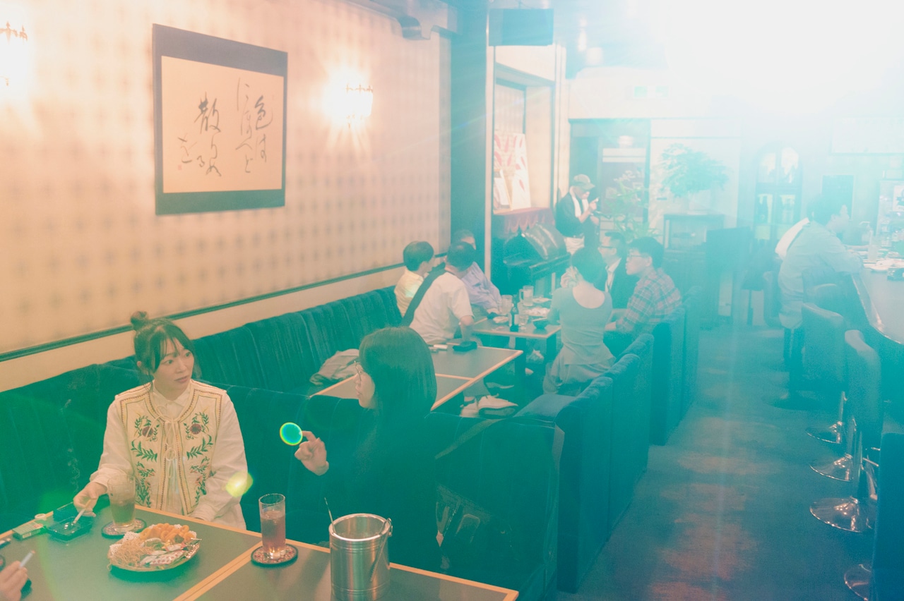 まるでタイムスリップしたかのような「スナックJ1」の店内。