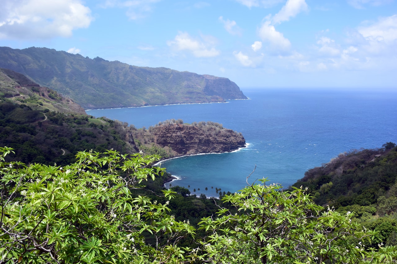 島のあちこちで見られる、山が海へとなだれこむような地形。