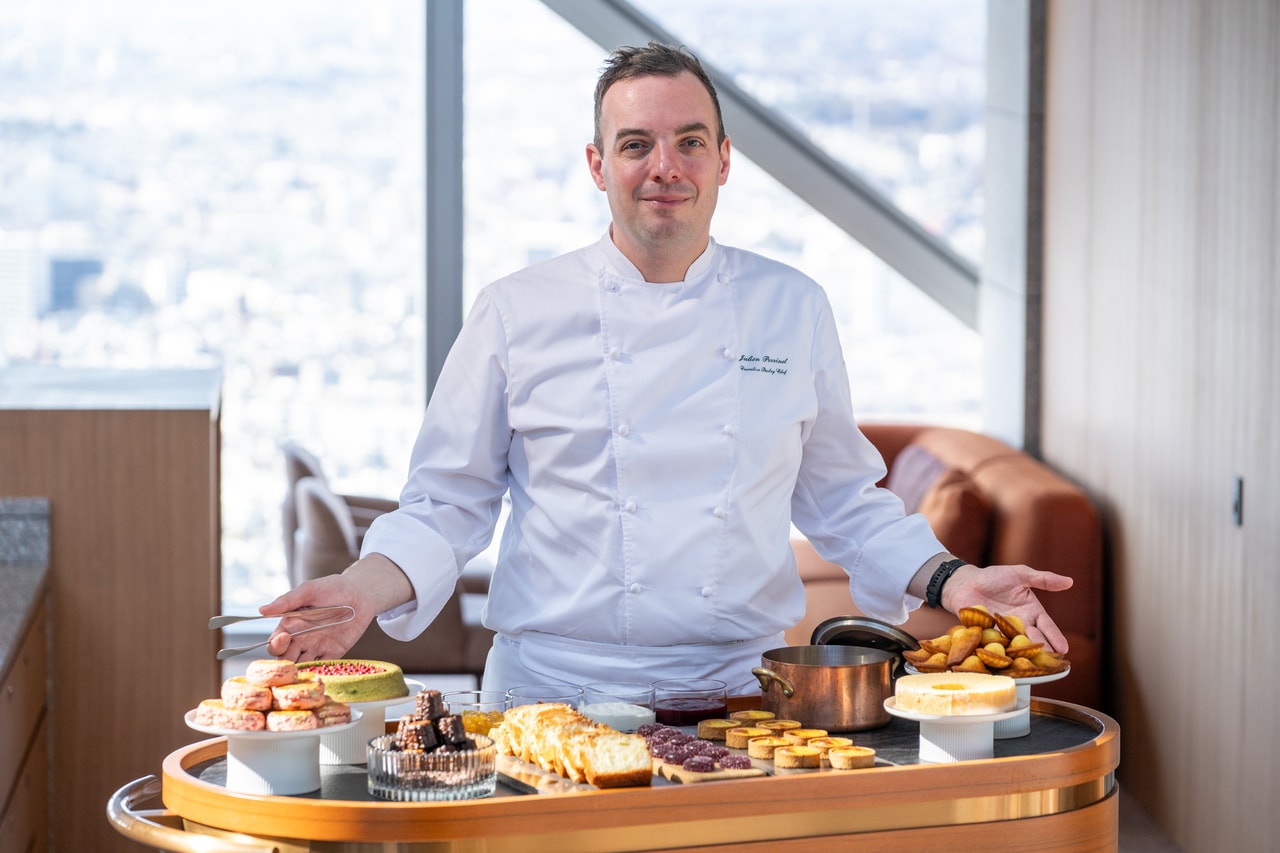 トロリーを前にしたペリネさん。