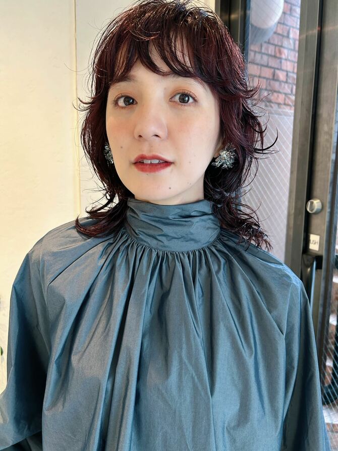 こなれ感たっぷりのミディウルフ×パーマ。