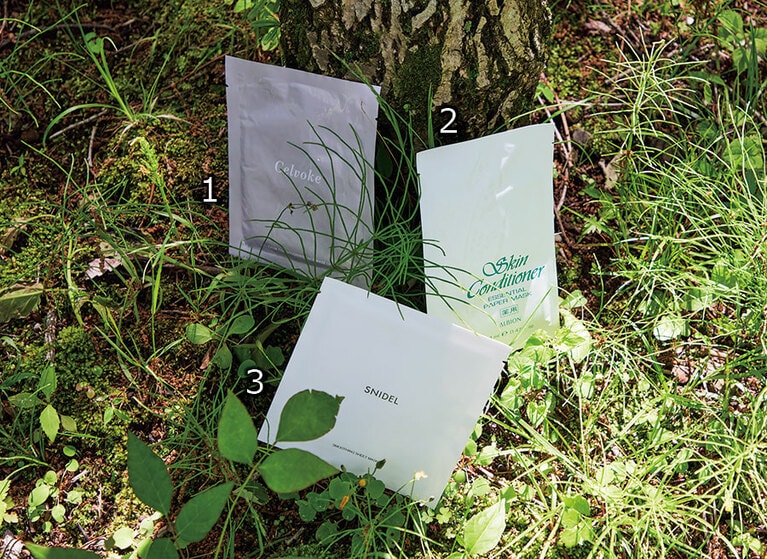 1：【肌のゆらぎを整えて立て直す、潤いマスク】夏の暑さや感染対策のマスク着脱で生じる温度差でゆらいでいる肌のために開発されたシートマスク。たっぷりと肌を覆う量の美容液に発酵由来成分を配合。カームコンディショニング フェイスマスク 23mL×6枚 7,480円／セルヴォーク
2：【高い鎮静効果をもつマスクがリニューアル】ハトムギエキスやグリチルリチン酸に加え、新たにハトムギオイルを加えてパワーアップ。さわやかなのに潤いが持続する。薬用スキンコンディショナー エッセンシャル ペーパーマスク N［医薬部外品］ 14mL×8枚 3,300円／アルビオン
3：【夏の肌ケアに嬉しい美容成分を凝縮】ビタミンC誘導体をはじめ、肌あれや毛穴など夏のトラブルに働きかける美容成分が満載。さっと貼れるシンプルな構造のシートもうれしい。スムージング シートマスク 17mL×3枚 2,420円／SNIDEL BEAUTY