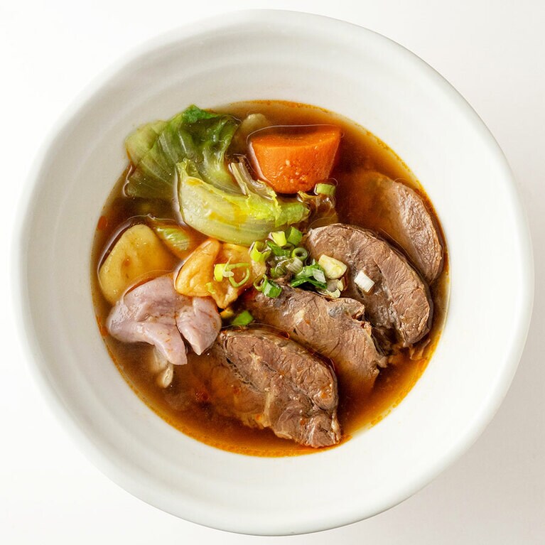 「牛肉麺」すいとん×紅燒蔬果（醤油スープ）小140元。