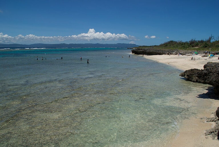 黒島のメインビーチ、仲本海岸。トイレやシャワーも完備。©︎竹富町観光協会