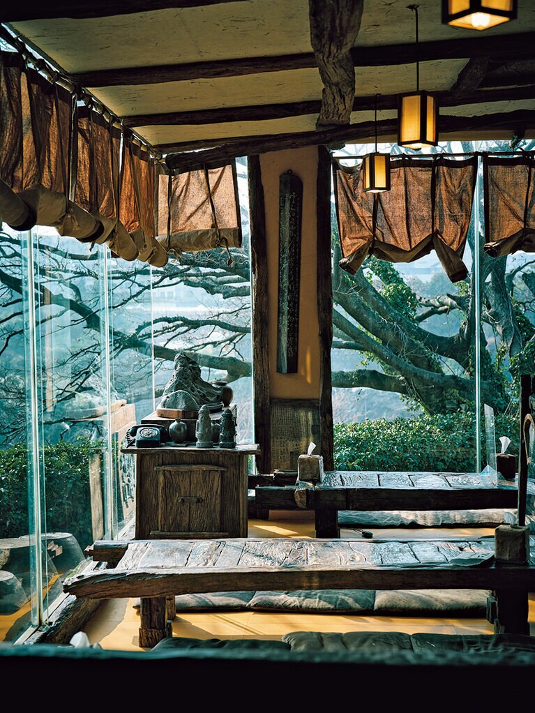 済州国際空港からもアクセスのよい「ダソニ」は、野菜を中心とした体によい韓国料理と、伝統茶が味わえる店。緑に囲まれた伝統家屋で、ゆっくり食事を楽しめる。お茶だけの利用も可能。