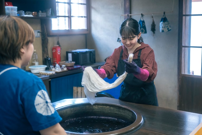 生成りの色を残す箇所はラップで完全に覆い、着色を防ぎます。