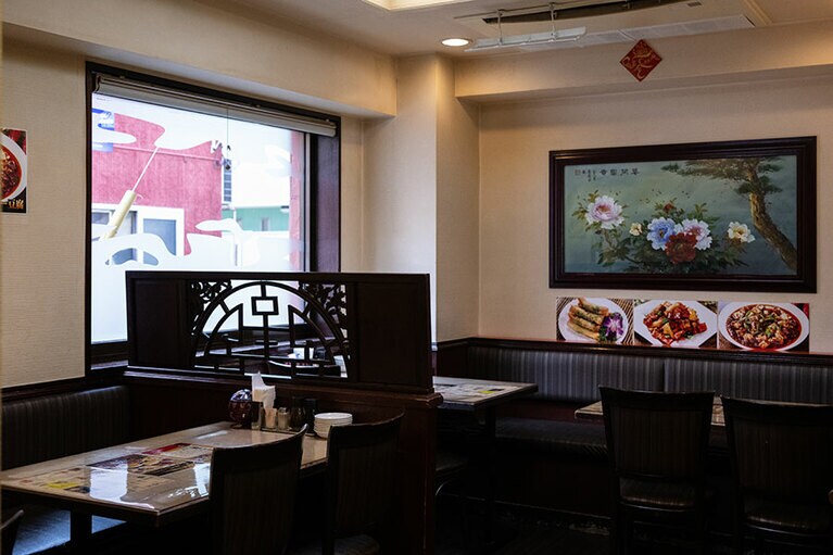 ひとりでも落ち着いて過ごせる店内。