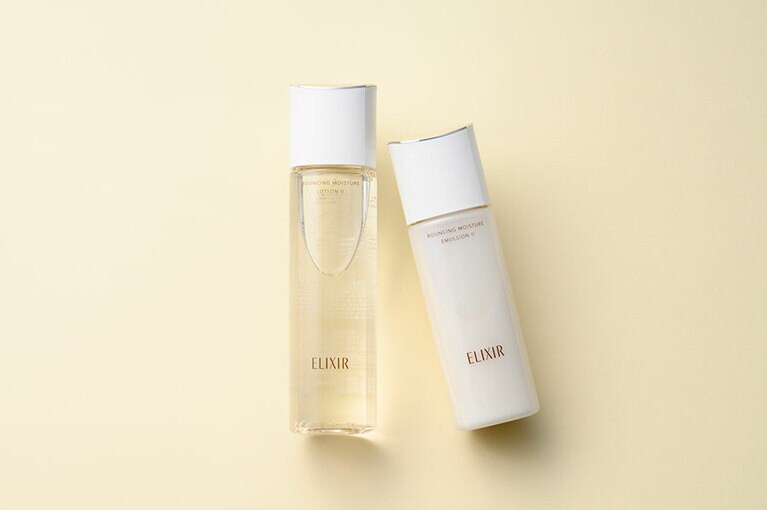 左から：エリクシール リフトモイスト ローション SP II［医薬部外品］170mL 3,300円、エリクシール リフトモイスト エマルジョン SP II［医薬部外品］130mL 3,850円。化粧水・乳液とも、使用感の違う3タイプ(さっぱりタイプ・しっとりタイプ・とてもしっとりタイプ)があり、今回使用したのは、しっとりタイプ。