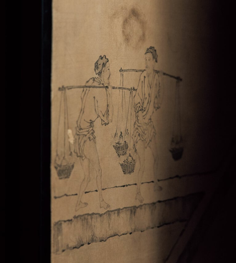 方丈東南「礼の間」を彩る襖絵、狩野之信《四季耕作図》（複製）。大らかで巧みな筆の運びに心が和らぐ。