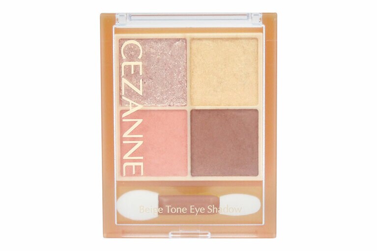 右上のなじみベージュカラーに、ラメ・パール・マットの3種類の質感を重ねて、まぶたに自然な奥行きを与えて目を大きく見せる4色アイシャドウ。ベージュトーンアイシャドウ 04ミモザベージュ 748円／セザンヌ