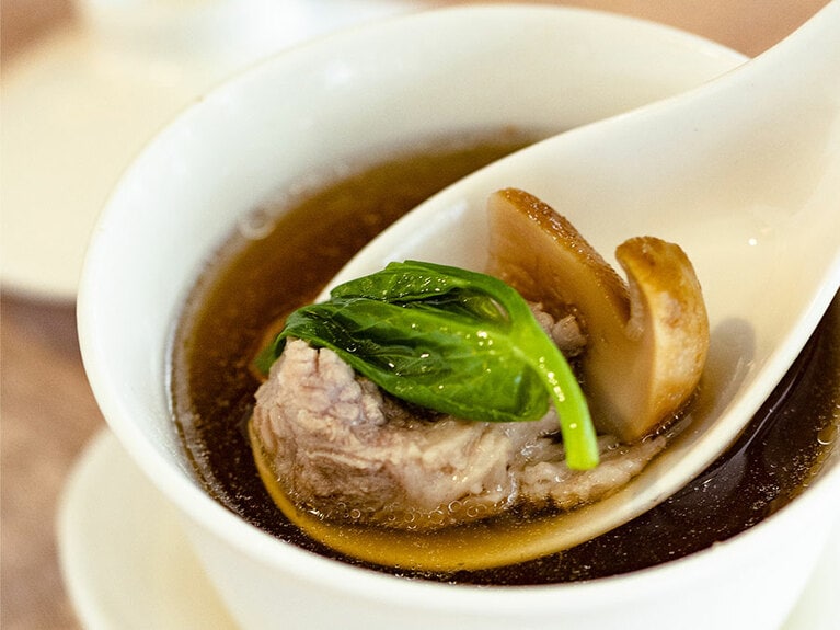 内田さんお薦めの牛肝菌排骨盅(ニュウガンジュンパイグーヂォン) 208元／1人分。