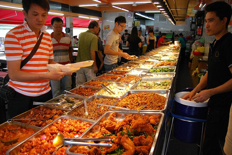 その日の仕入れや店主の好みによって、料理の内容は店それぞれ。選んだ料理は、店内で食べてもいいし、持ち帰りもできる。