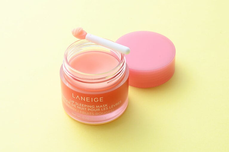 私が使用したのはピンク色のベリー。専用スパチュラがついています。