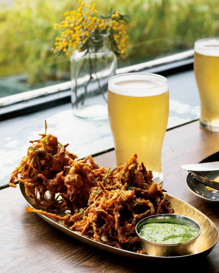 “オニオン・バージ”£7.50、“チキン・ロリポップ”£10.50などのおつまみとラガーは最高の相性。“デシ・サラダ”£7.50と“ラム・カレー”£13.50もぜひ。