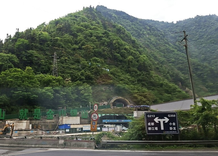 成都から神樹坪基地へ向かう途中、長い山岳トンネルを通る。（2026年4月30日、筆者撮影）