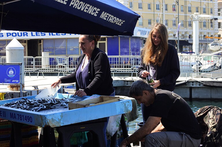 ベルジュ河岸の魚売りのスタンド。魚種は限られているけれど、鮮度は抜群！