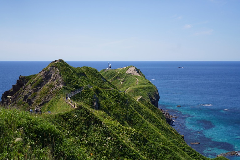 積丹半島先端に位置する神威岬灯台。悪天候の際は遊歩道通行止めのほか、岬入口ゲートは季節により開閉時間が変わるので、積丹観光協会HPなどで確認を。