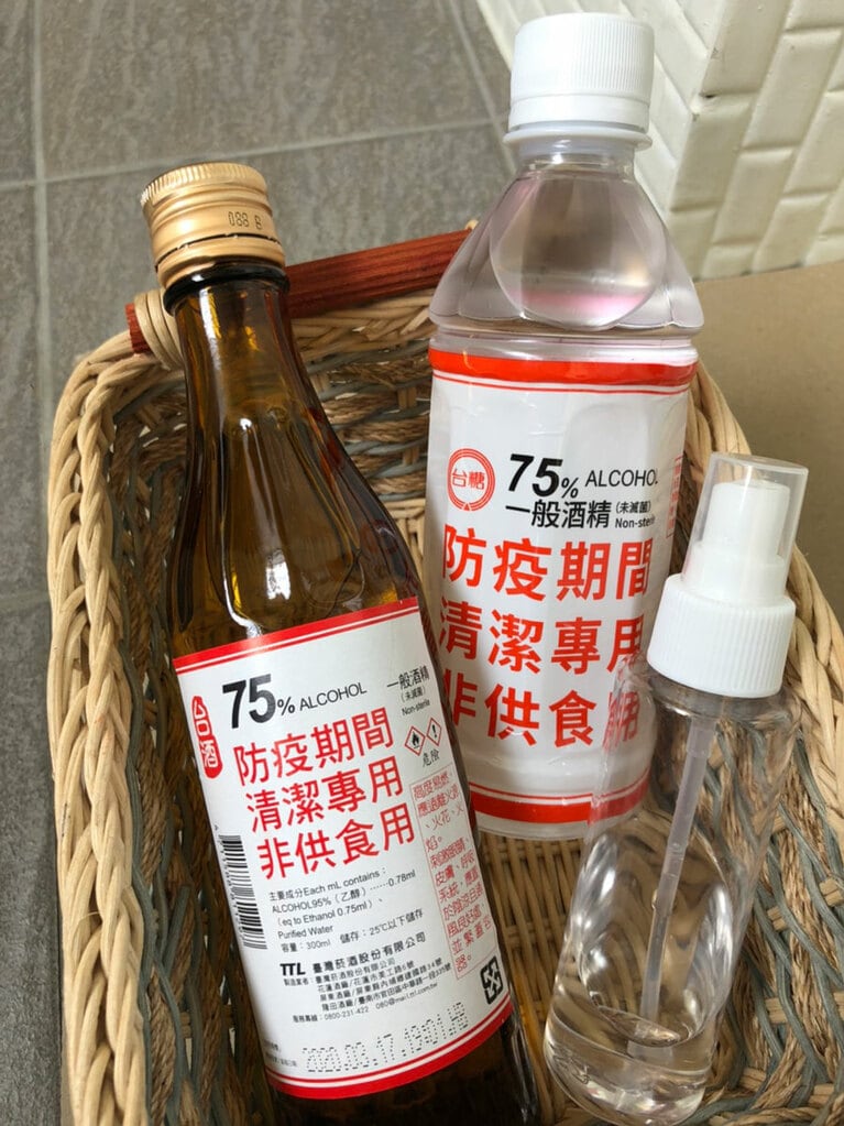 スピードを重視し、各社の在庫の容器に詰めて販売されるアルコール消毒液。