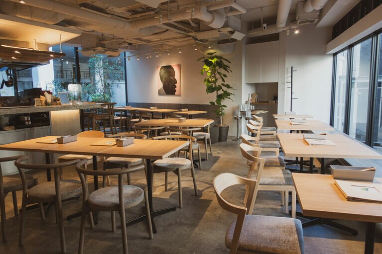 テーブルとカウンターを合わせて全64席の広々とした店内。