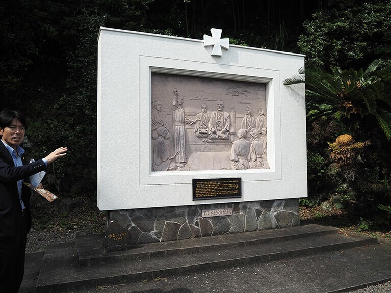 外のレリーフや銅像で、潜伏キリシタンの歴史を学べるようになっています。