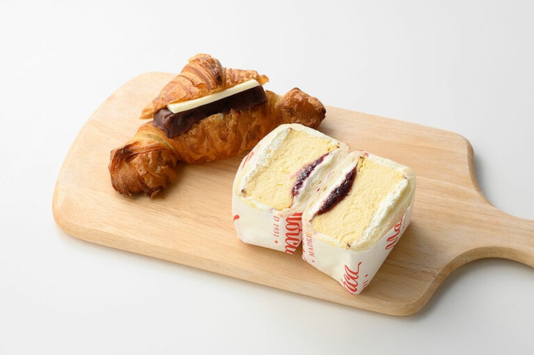 左から:塩クロワッサンあんバター 450円、バスクチーズケーキサンド 850円。