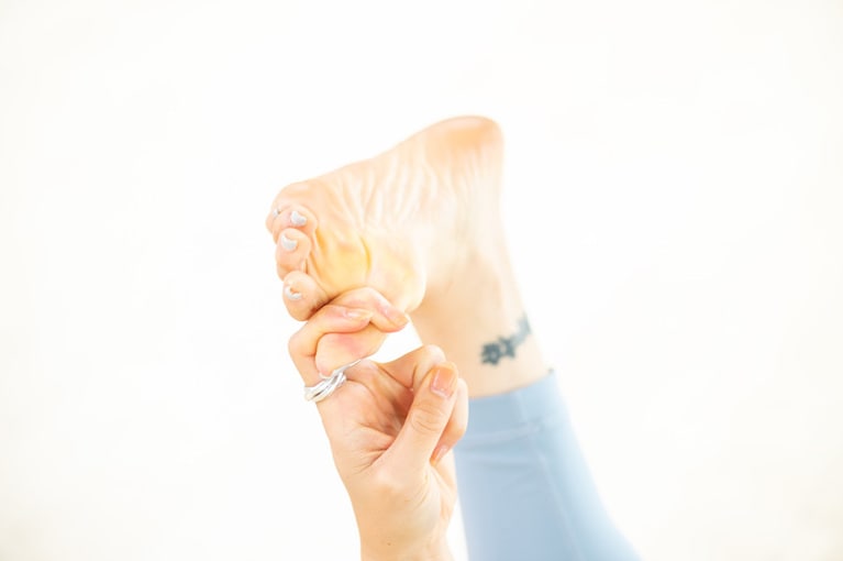 【#22 “幸せな赤ちゃん”のポーズで上質で深い睡眠を手に入れる】できる人は、人差し指を使ってつかんで。