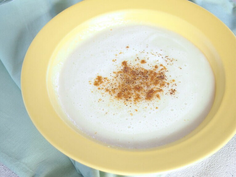 弱火で加熱をし、塩で味を整えたら器に盛りつける。仕上げに胡椒、クミンパウダーを飾って完成。