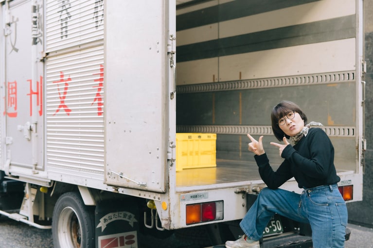 トラックと光浦さん。