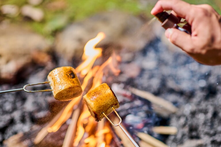マシュマロを焼いて、スプレーボトルの醬油をかけるだけ！