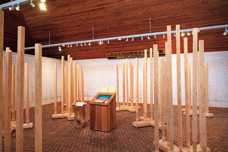 運動の内容や参加者の名前が木柱などに刻まれ、展示されている。